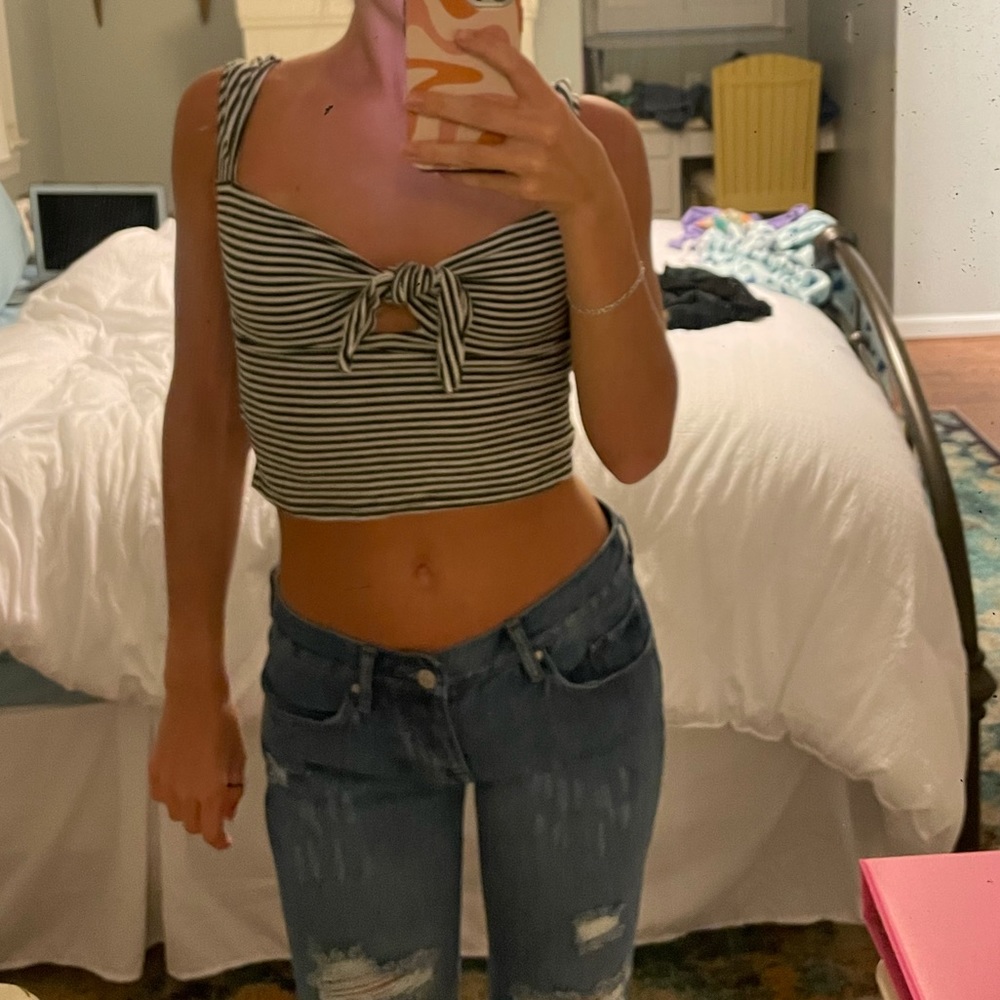 Striped crop top w cutout